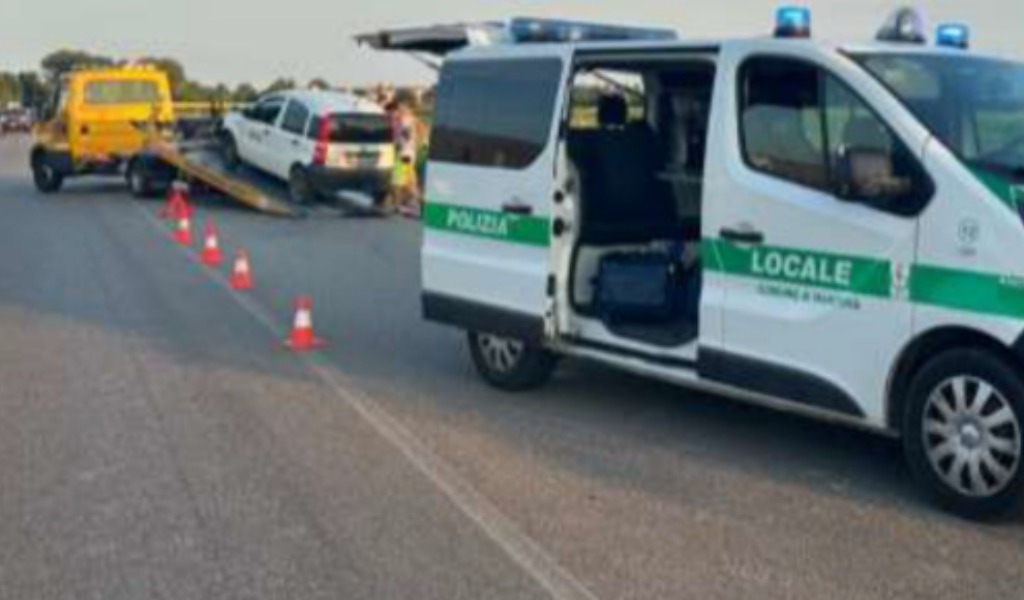 Mantova, provoca un incidente e si allontana: poi denuncia il furto dell’auto