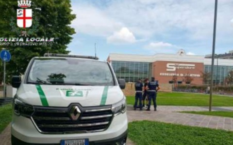 Furto ai Giardini Nuvolari: la Polizia Locale blocca ladra di biciclette in fuga