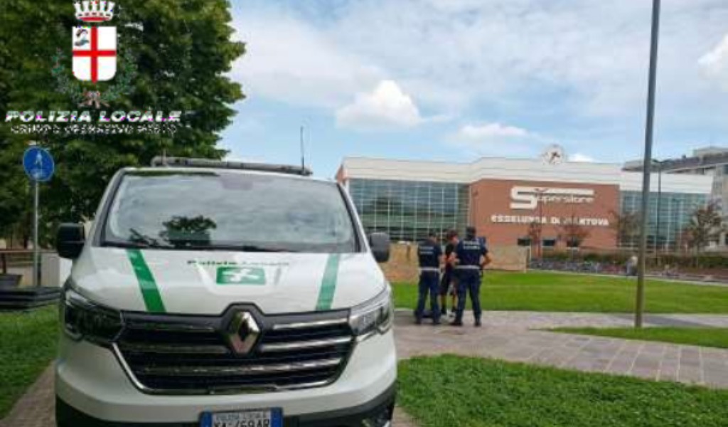 Furto ai Giardini Nuvolari: la Polizia Locale blocca ladra di biciclette in fuga
