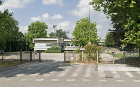 Vandali in azione di notte all’Istituto Sanfelice di Viadana: muri e lavagne imbrattati nella succursale Maggi