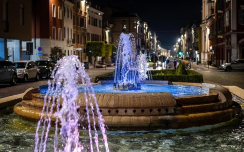 A Mantova la fontana di corso Vittorio Emanuele si illumina di rosa e azzurro per il Baby Loss Awareness Day