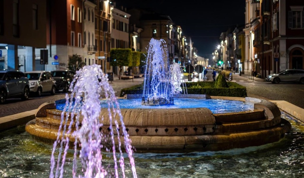 A Mantova la fontana di corso Vittorio Emanuele si illumina di rosa e azzurro per il Baby Loss Awareness Day