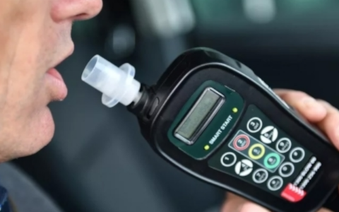 Ubriaco al volante con un tasso alcolemico oltre sei volte il limite: denunciato 32enne