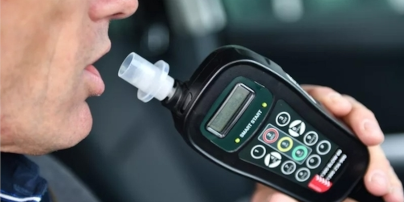 Ubriaco al volante con un tasso alcolemico oltre sei volte il limite: denunciato 32enne