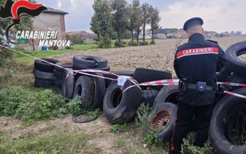 Maxi discarica abusiva nei campi, sequestrata un’area di 1.500 metri quadrati a Serravalle a Po