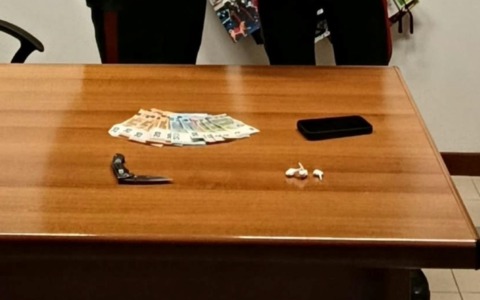 San Giacomo delle Segnate, fermata un’auto con droga: due uomini arrestati dopo la resistenza ai militari