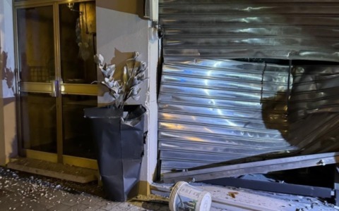 Tentato colpo in gioielleria con il furgone-ariete, ma la vetrina antisfondamento resiste