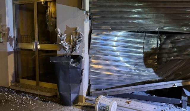 Tentato colpo in gioielleria con il furgone-ariete, ma la vetrina antisfondamento resiste