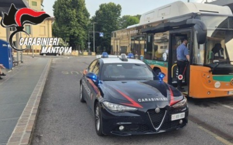 Insegue la ex sul bus nonostante il divieto di avvicinamento (e il braccialetto elettronico): ennesimo arresto per un 45enne