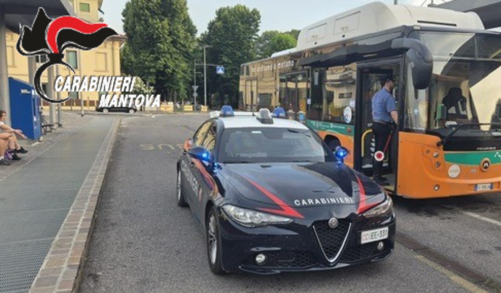 Insegue la ex sul bus nonostante il divieto di avvicinamento (e il braccialetto elettronico): ennesimo arresto per un 45enne