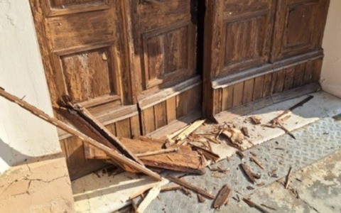Vandali a Borgocarbonara, danneggiato il portone della chiesa di San Giacomo Maggiore