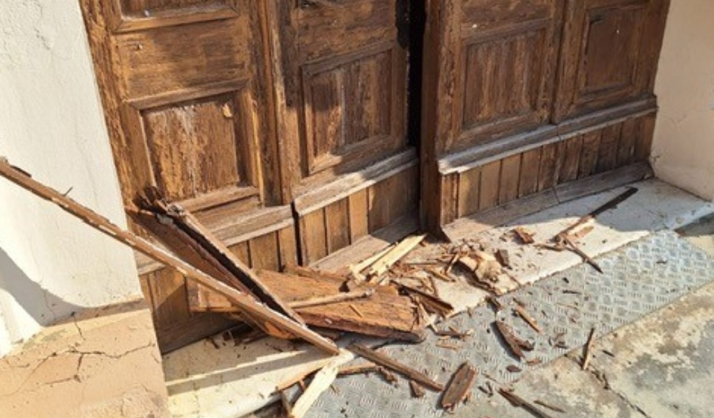 Vandali a Borgocarbonara, danneggiato il portone della chiesa di San Giacomo Maggiore
