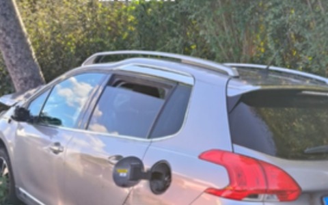 Auto sbanda e si schianta nel fosso contro un palo: soccorso un 84enne