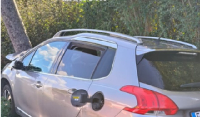 Auto sbanda e si schianta nel fosso contro un palo: soccorso un 84enne