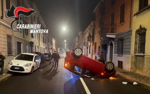 Ubriaca al volante si ribalta dopo aver urtato tre auto in sosta: 42enne denunciata a Mantova