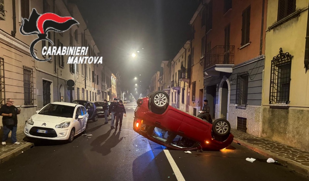 Ubriaca al volante si ribalta dopo aver urtato tre auto in sosta: 42enne denunciata a Mantova