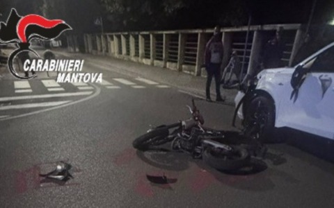 Scontro tra auto e moto a Suzzara: 16enne trasportato in eliambulanza a Brescia