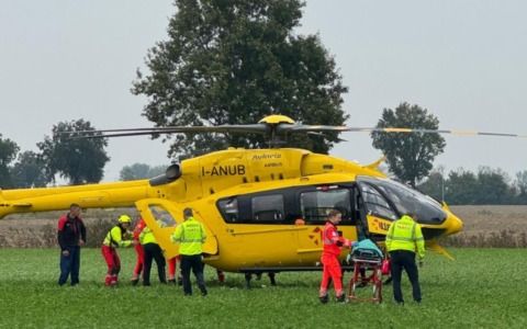 Cade dal pianale di un camion durante il lavoro: 61enne elitrasportato in ospedale in gravi condizioni