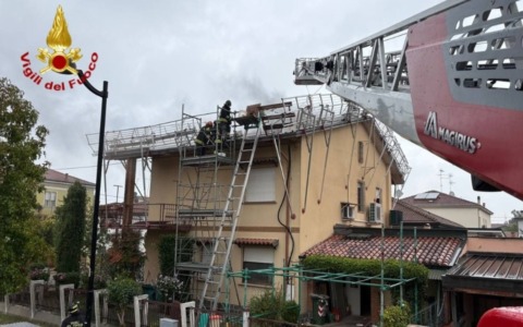 Incendio sul tetto di una casa a Suzzara: le fiamme sviluppate durante i lavori a un lucernaio