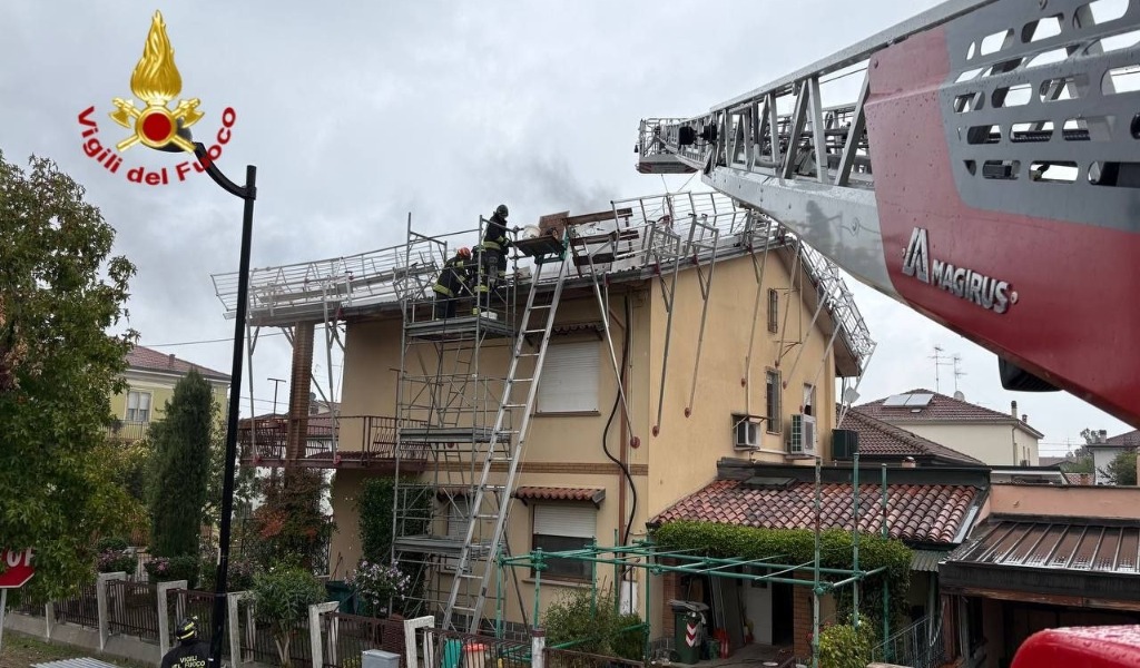 Incendio sul tetto di una casa a Suzzara: le fiamme sviluppate durante i lavori a un lucernaio