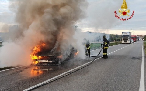 Auto in fiamme sulla SP43 tra Suzzara e Brusatasso: intervengono i Vigili del Fuoco