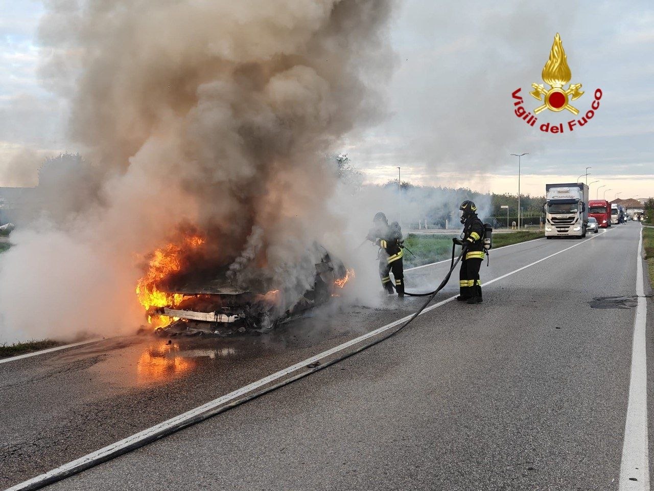 Auto in fiamme sulla SP43 tra Suzzara e Brusatasso: intervengono i Vigili del Fuoco