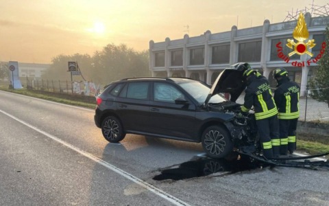 Scontro frontale a Pomponesco: auto finisce nel fosso, un morto e un ferito