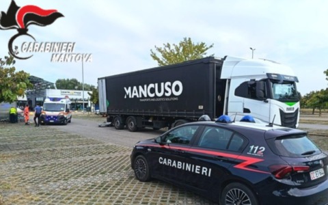 Viadana, cade dal camion e batte la testa: autista di 64 anni trasportato in ospedale