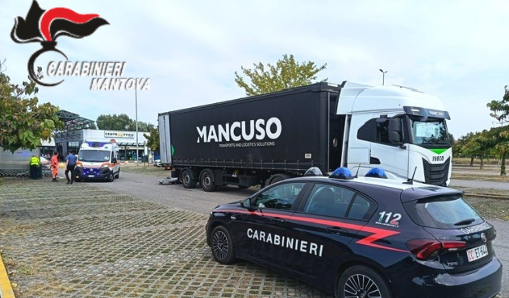 Viadana, cade dal camion e batte la testa: autista di 64 anni trasportato in ospedale